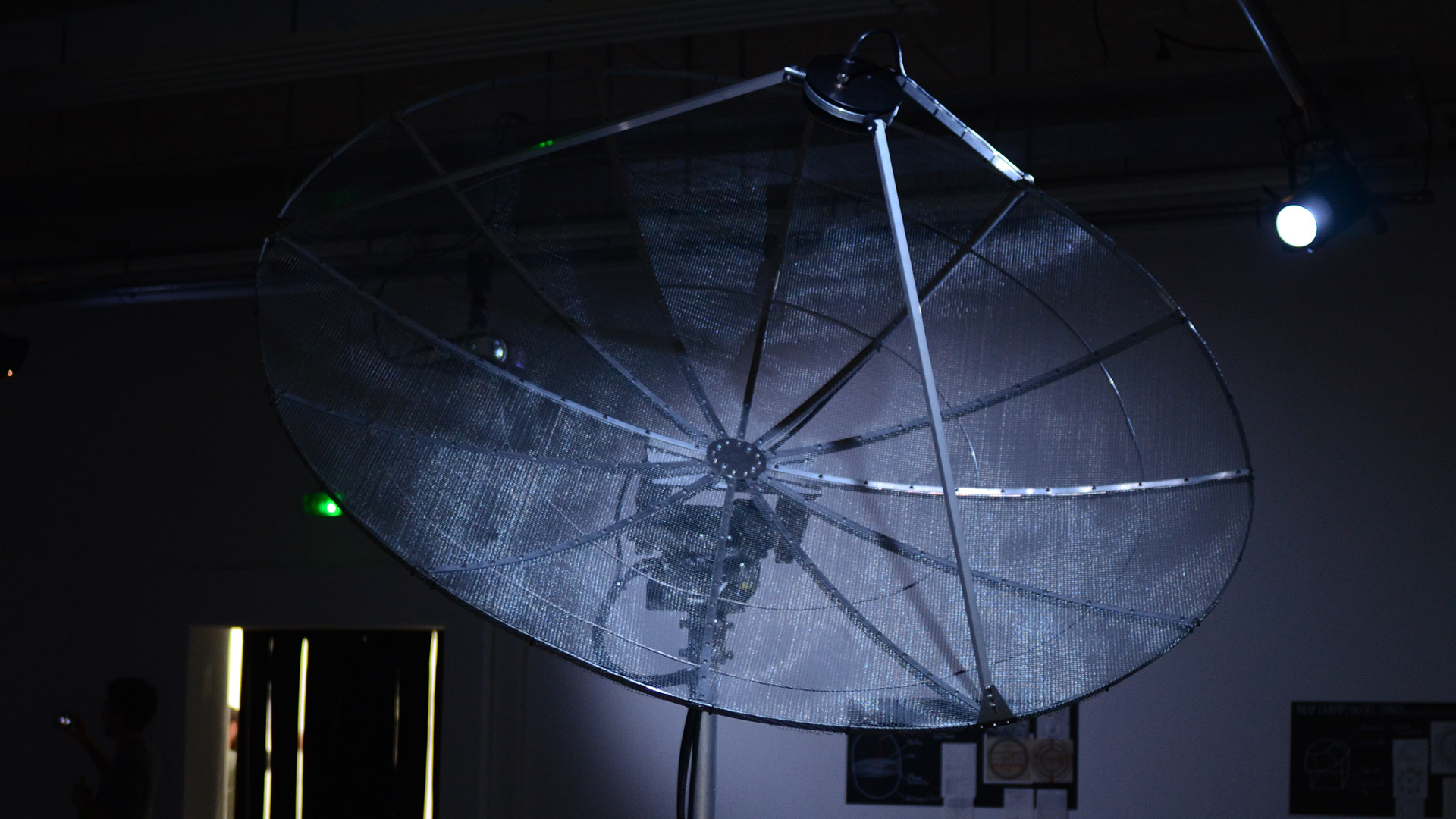 Axis Mvndi de Nicolas Montgermont est une Installation Artistique Sonore qui émet des Ondes Radio dans l'Espace pour Dessiner des Formes à l'échelle Cosmique.