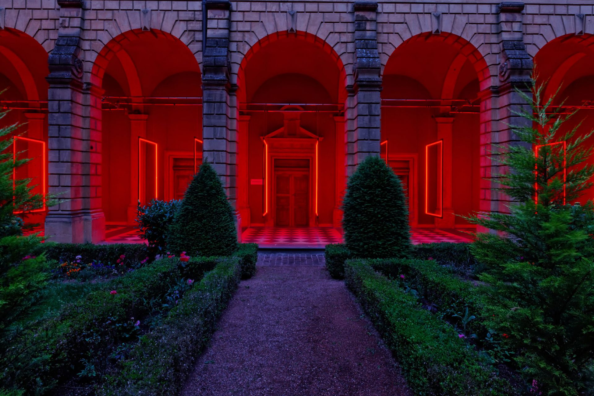 Frame Perspective d'Olivier Ratsi est une installation lumière au Festival Constellations, Maison de la Région, Abbaye Saint-Clément, Metz, France.