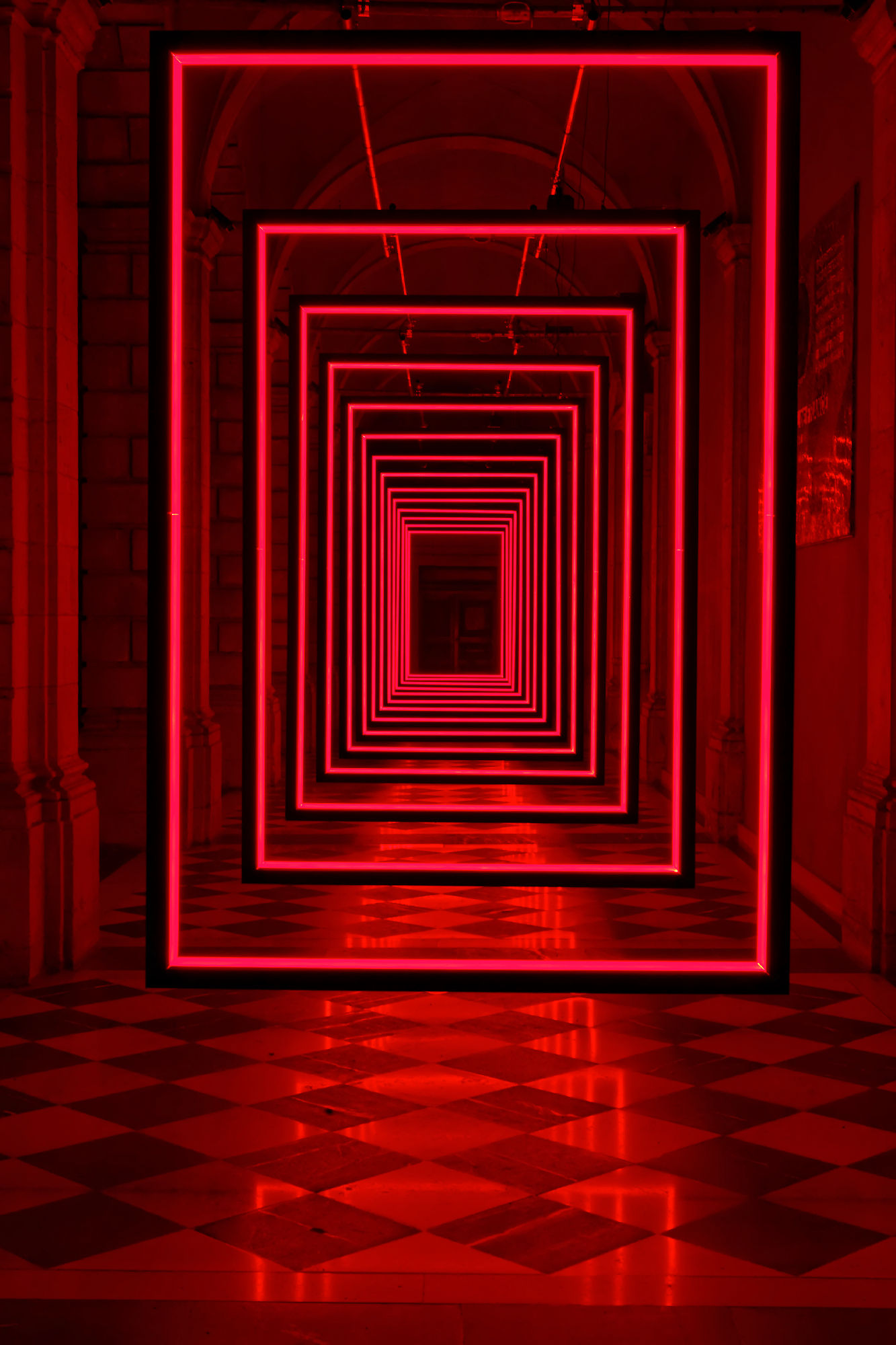 Frame Perspective d'Olivier Ratsi est une installation lumière au Festival Constellations, Maison de la Région, Abbaye Saint-Clément, Metz, France.