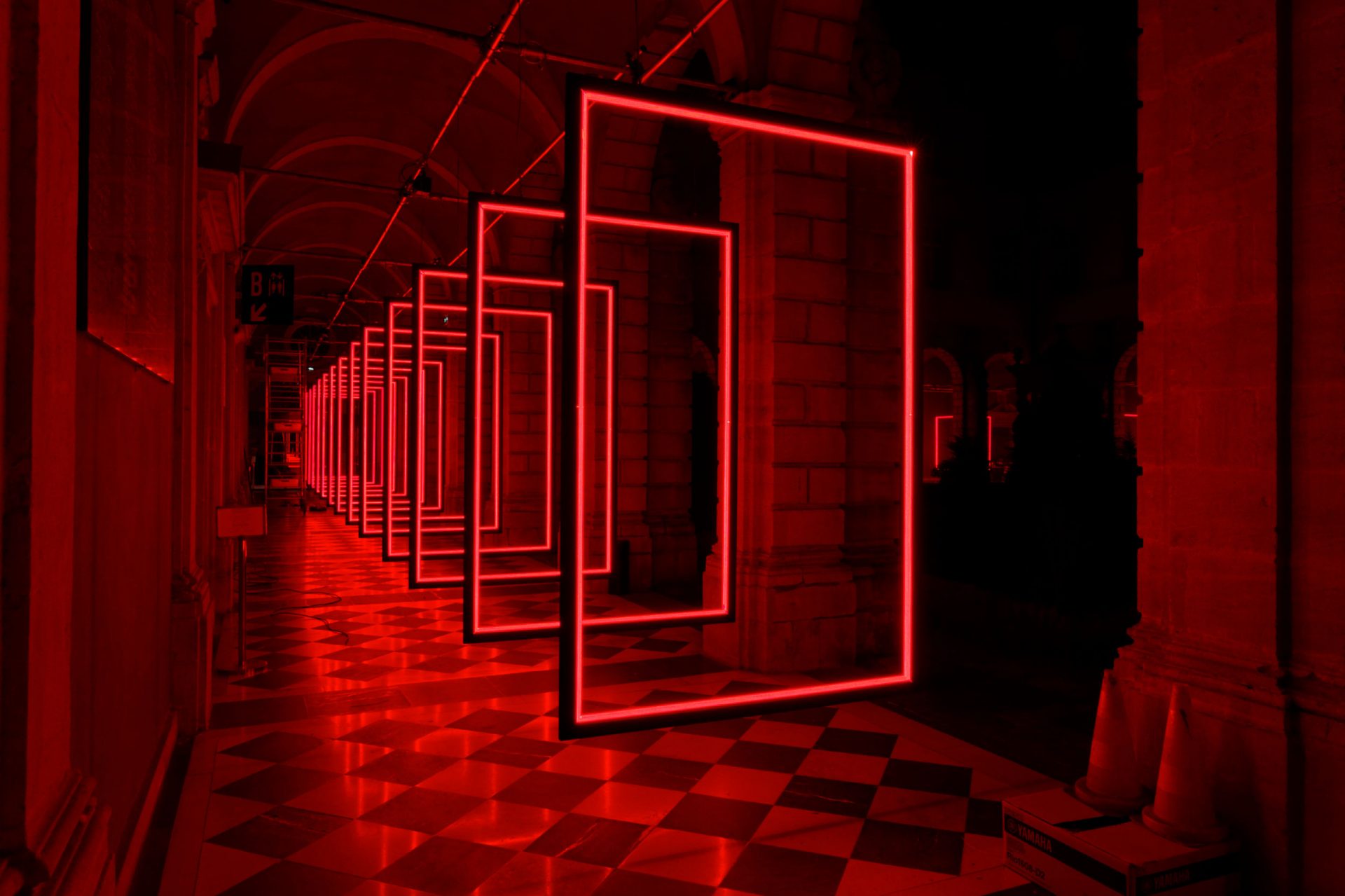 Frame Perspective d'Olivier Ratsi est une installation lumière au Festival Constellations, Maison de la Région, Abbaye Saint-Clément, Metz, France.