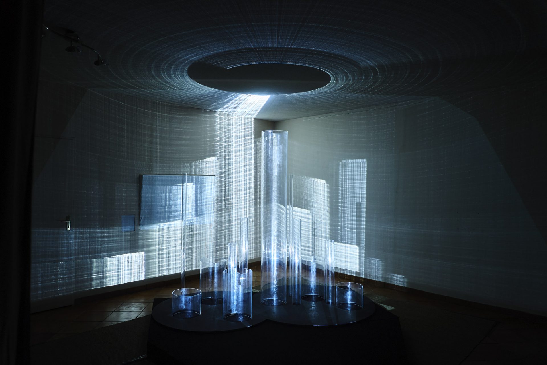 Caustic Ballet, installation de Joan Giner qui mélange sculpture, lumière et son au Festival DN[A] de Grenoble.