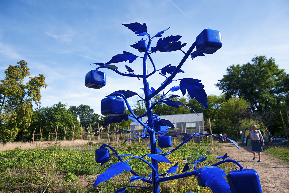 Installation artistique Tomates Célestes de Christian Delécluse. V’île Fertile-Jardins Ouverts.