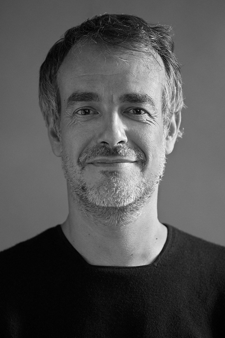 Portrait de Christian Delécluse, artiste entre technologie et nature, rationalité et intuition, connaissance scientifique et magie.